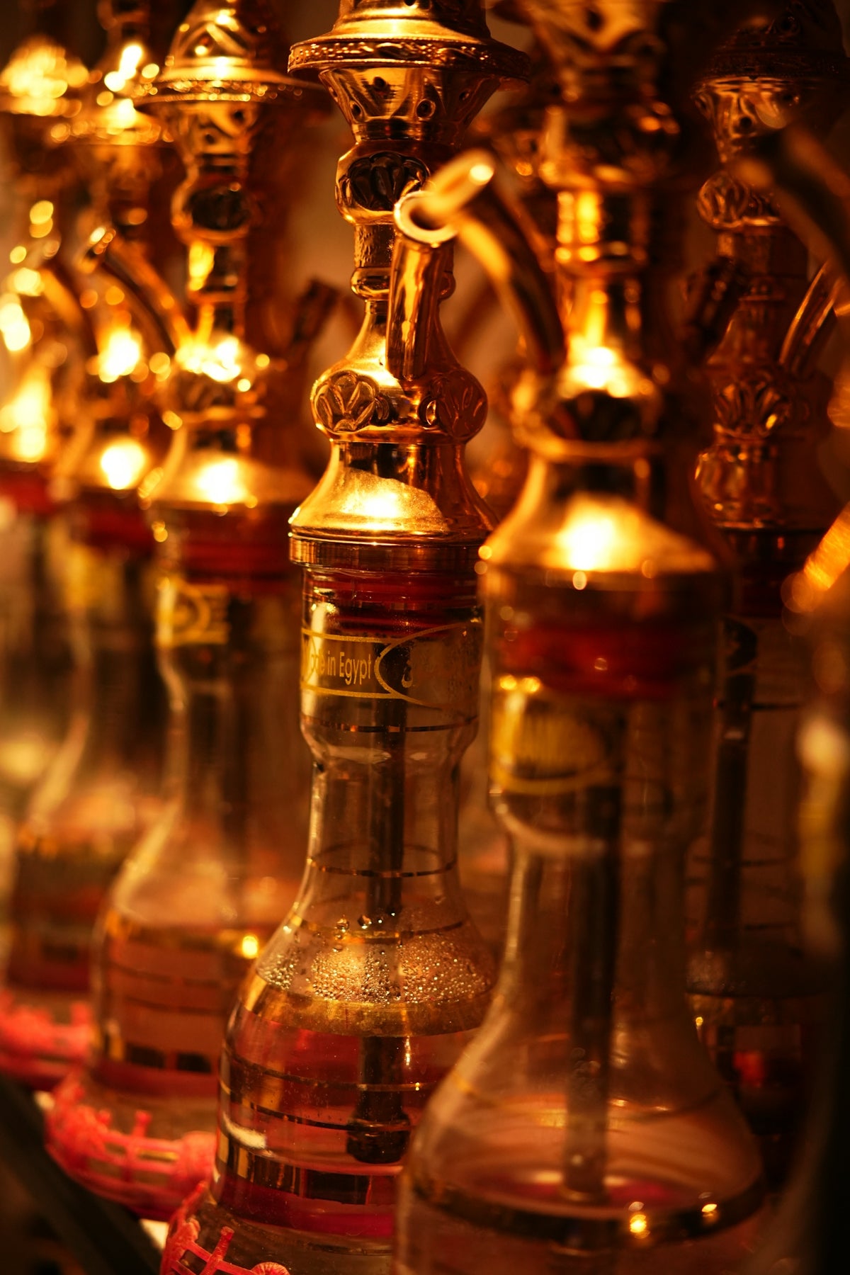 Golden hookahs are arranged in a row